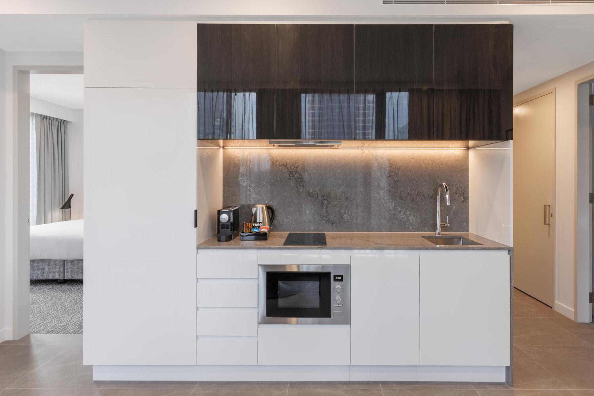 Meriton Suites ملبورن المظهر الخارجي الصورة Kitchenette in a hotel room