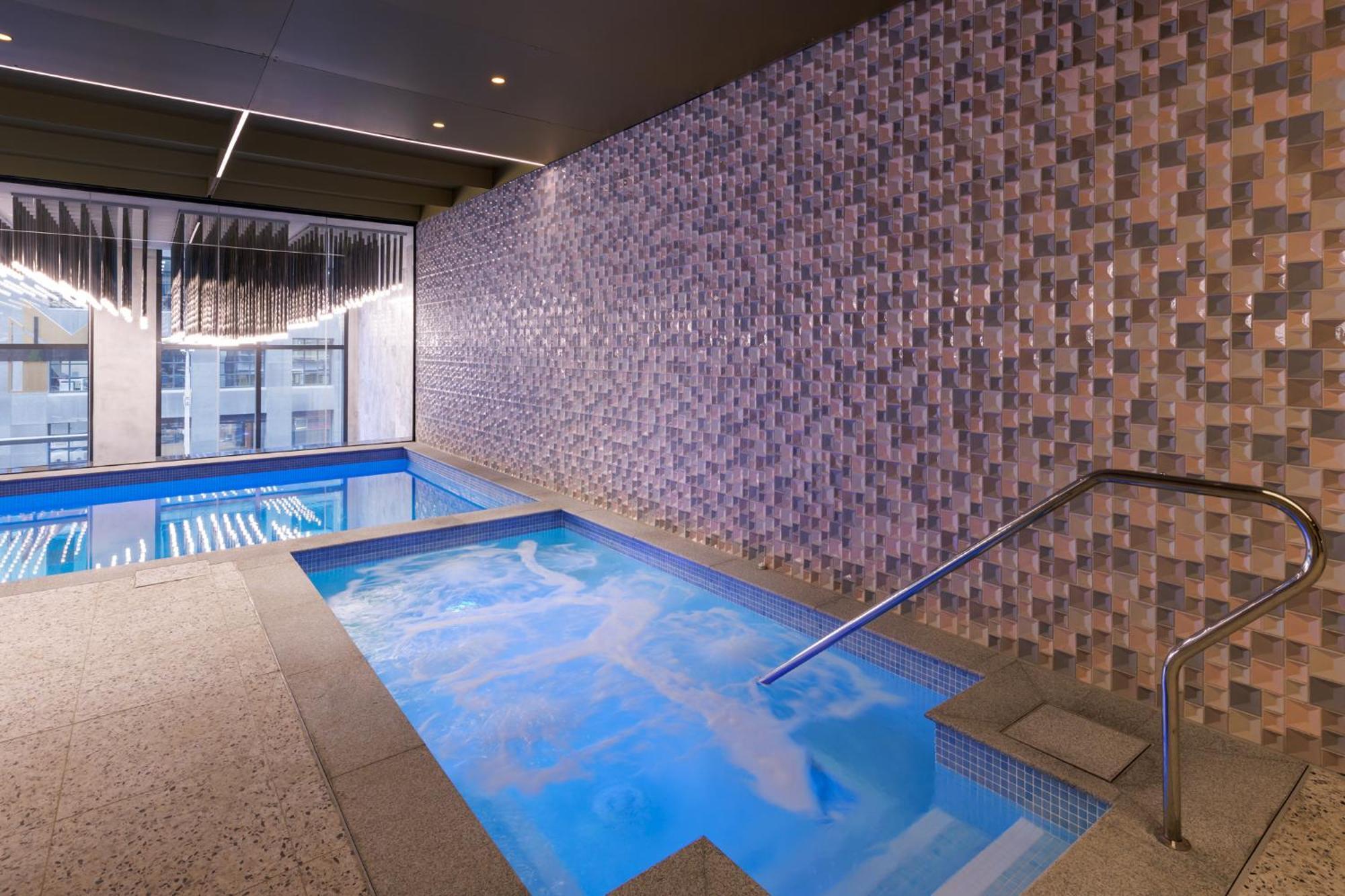 Meriton Suites ملبورن المظهر الخارجي الصورة The pool at The Ivy Spa