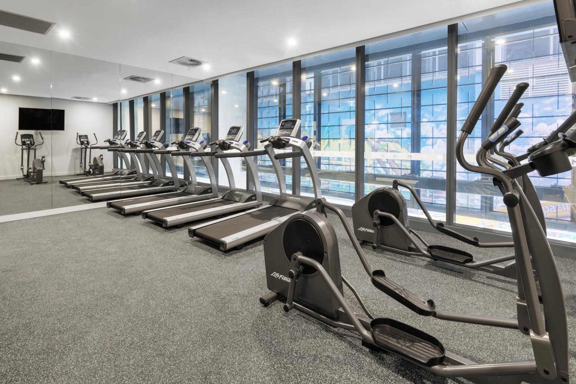 Meriton Suites ملبورن المظهر الخارجي الصورة A gym in a hotel